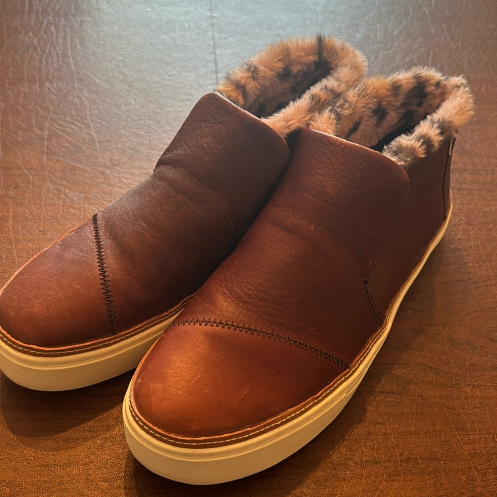 Tom’s leather, lined boot (hints of pink in the lining.)